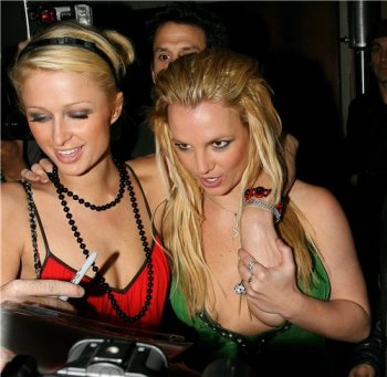 60 Фото пьяных и оголенных Britney Spears и Paris Hilton
